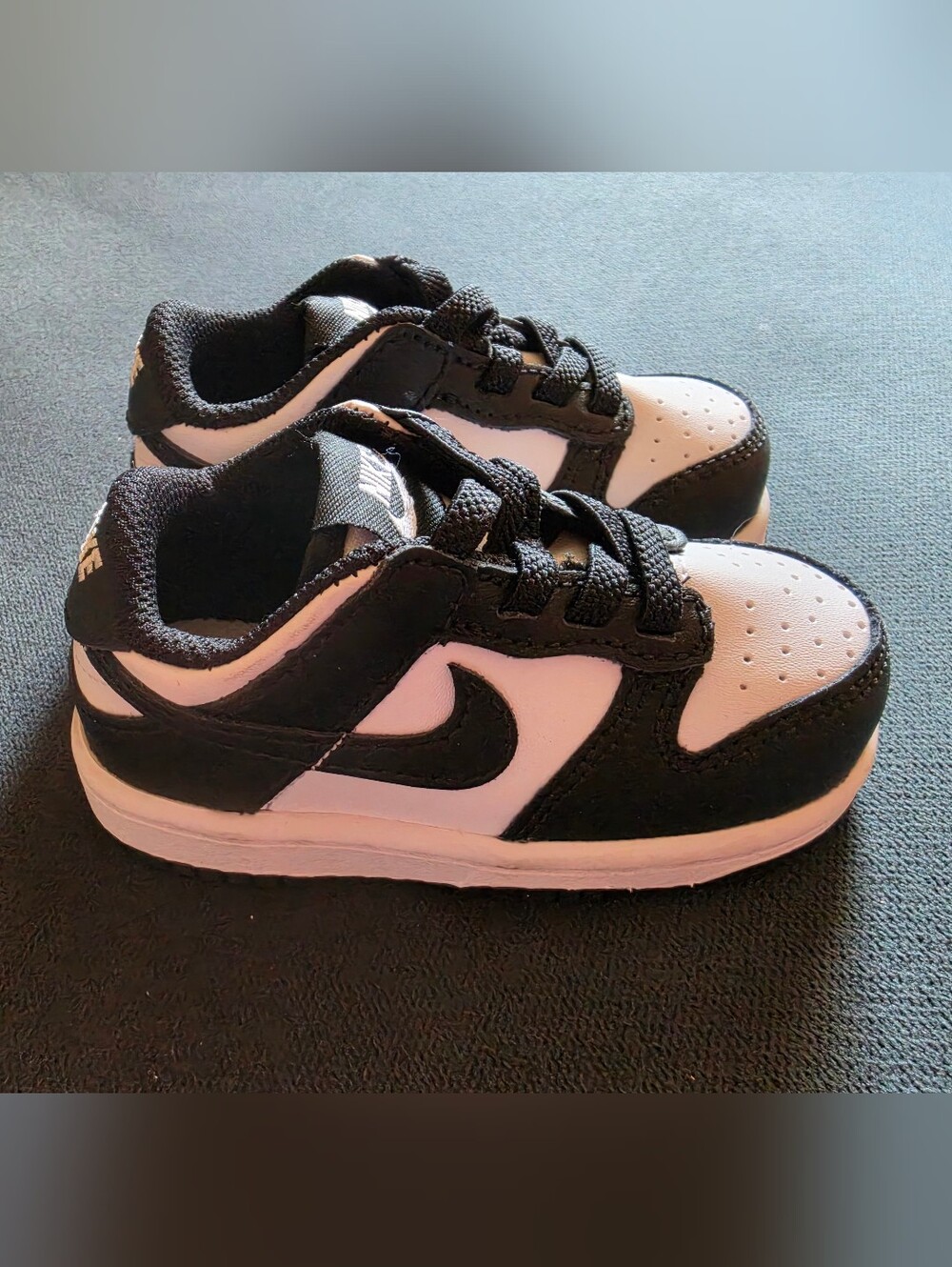 Nike Kids Black and White Low Top Sneakers with Logo 5c